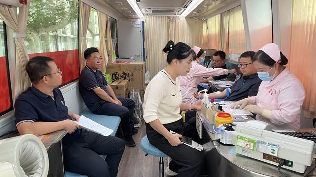 咸阳市政府机关干部职工开展无偿献血活动